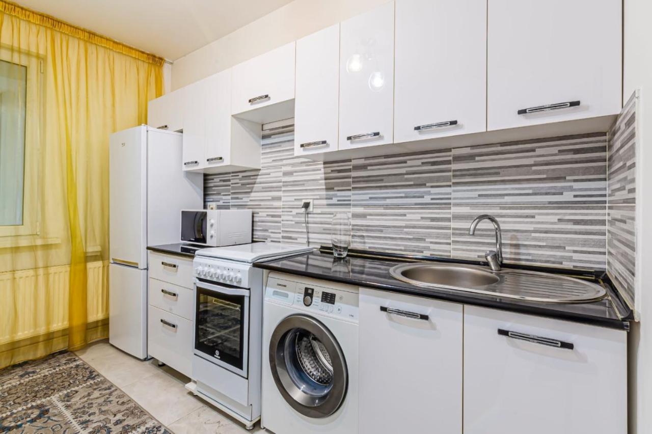 Appartement Однушка В Жк Абая 130/2 2019 Г.П. à Almaty Extérieur photo